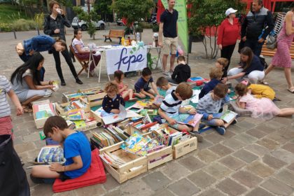 De nombreux parents et enfants à l'atelier lecture et dessin à volonté organisé par la FCPE Chaville