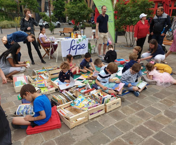 De nombreux parents et enfants à l'atelier lecture et dessin à volonté organisé par la FCPE Chaville
