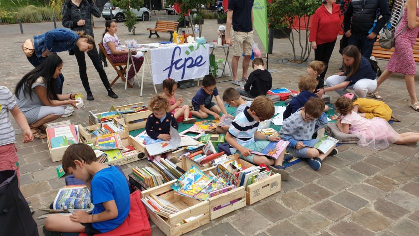 De nombreux parents et enfants à l'atelier lecture et dessin à volonté organisé par la FCPE Chaville