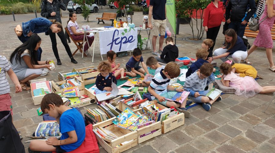 De nombreux parents et enfants à l'atelier lecture et dessin à volonté organisé par la FCPE Chaville